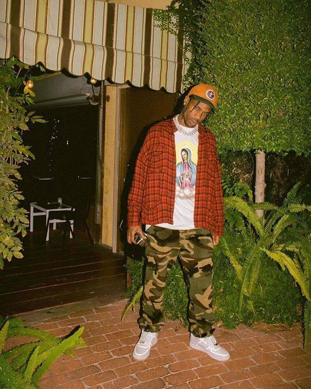 明星美版杨过饶舌歌手travisscott骑大雕高空献唱引发歌迷狂欢