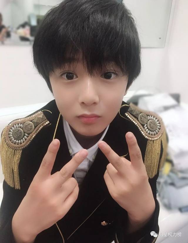 这个男孩纸眼睛里有星光,对视有惊喜~ 青葱少年既视感,这一定就是