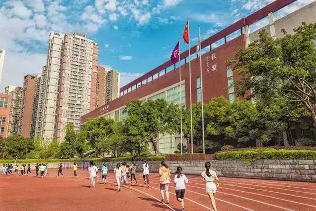 2015年开始,重庆鲁能巴蜀承担了巴蜀中学初中教学任务,重庆鲁能巴蜀