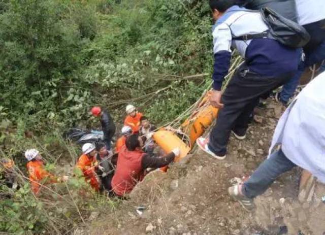 文山发生车祸致7人坠崖!更严重的是.