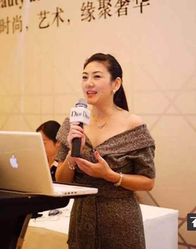 程晓玥的妈妈长得超美!身为dior高层的未来岳母,郑恺真的赚到了