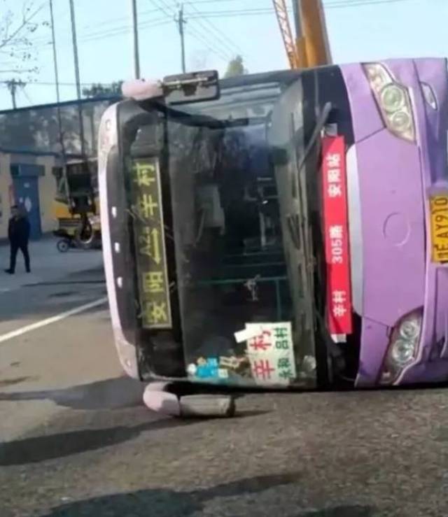 危险!安阳一公交车为躲避自行车发生侧翻,导致三人受伤