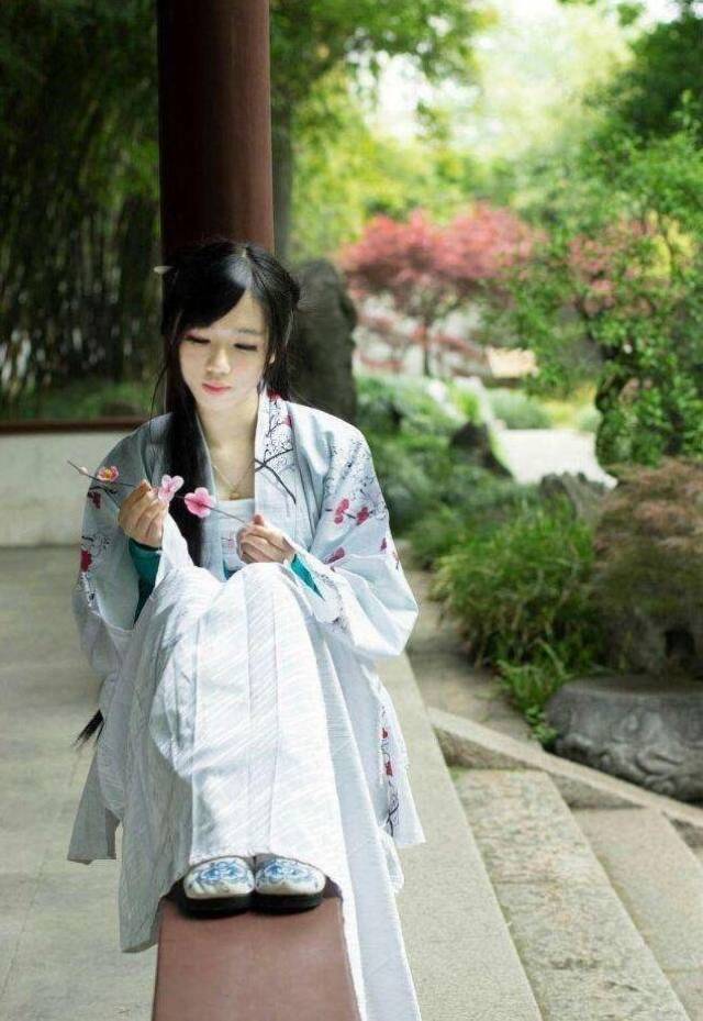 吹箫人去玉楼空,肠断与谁同倚,叶叶心心,舒卷有