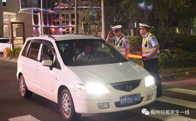 交警梅城夜查!酒驾18宗扣摩托车152辆,有人弃
