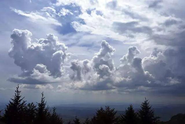 各种云体因厚薄程度不同而呈现出形状各异的奇特景观,今天,让我们一