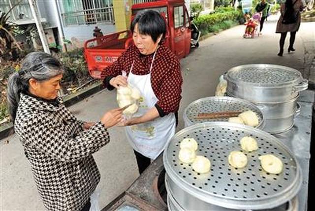 儿子去世债不能欠老两口卖包子四年替子还债