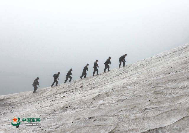 巡逻官兵在风雪中艰难前行.