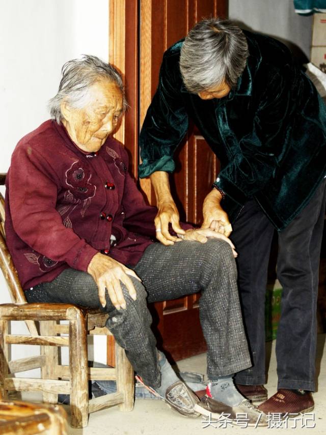 百岁老人赵邦珍,1911年3月6日出生,2011年整整100岁,是村子里最老的