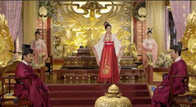 在电视剧《开封府》中,刘娥的形象也是极具城府,从一个卖艺女子成功