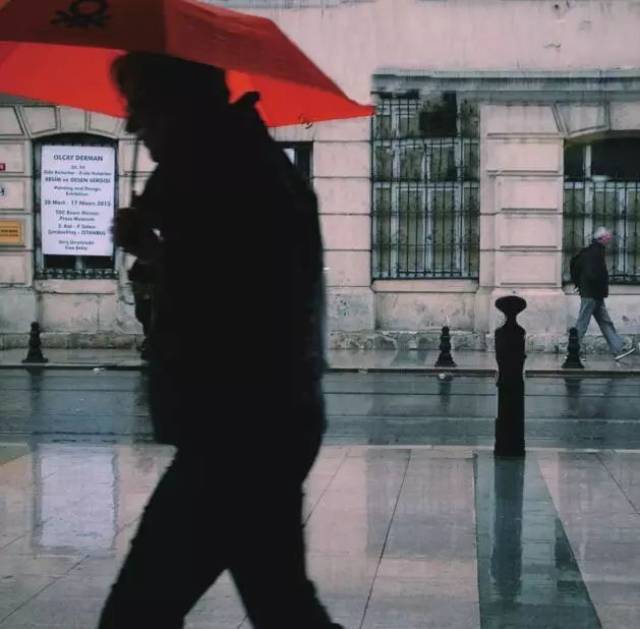 雨天的土耳其伊斯坦布尔,表现撑伞的路人的视角