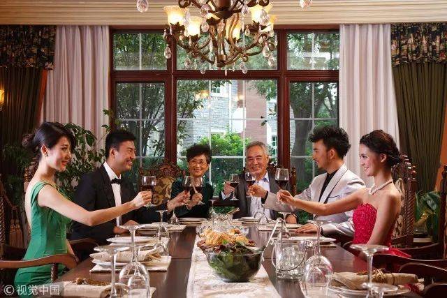 为同学们介绍高桌晚宴的历史由来与用餐礼仪文化,敬请期待!
