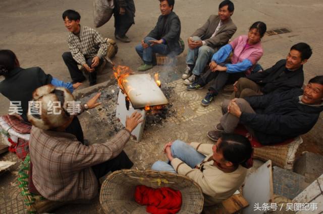 天冷了,一些背篼坚守贵阳街头帮你干苦活,你怎么善待他们!
