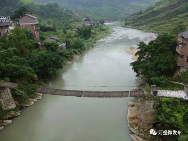 位于藻渡河一个峡谷的北面,南面与綦江区赶水镇藻渡村相邻,一条藻渡河