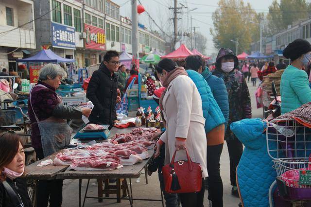 农村大妈集市上卖猪肉,30余年从来没有人问价,回头客源源不断