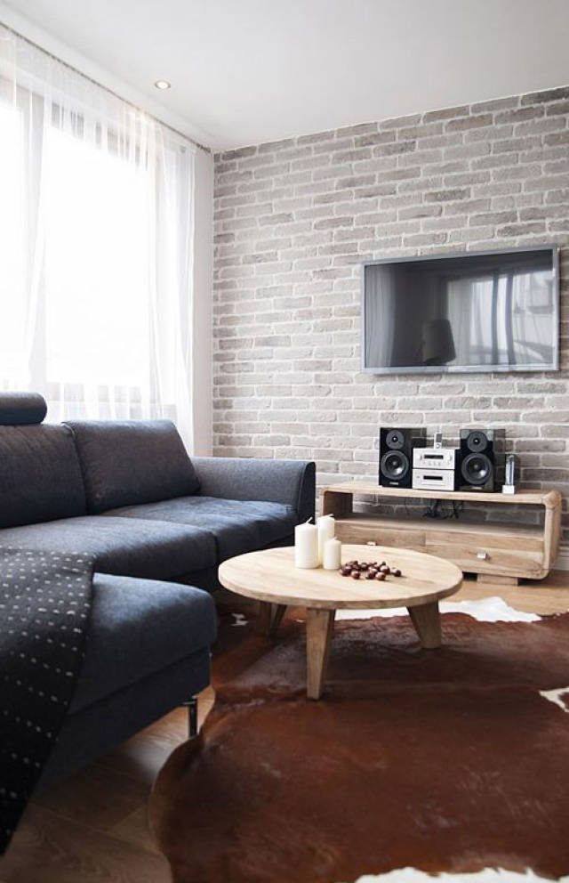 客厅l形的沙发很是宽敞,用文化砖砌出来的电视背景墙简约有气质.