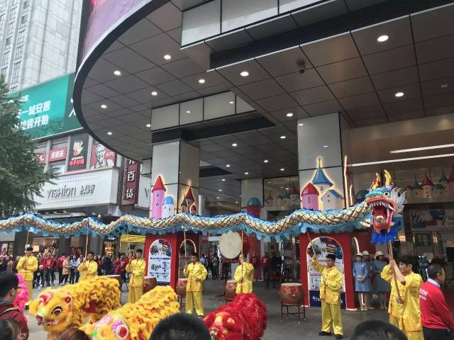 11月9日,春熙路地标之一的群光广场开业七年来首次为成都市民带来特有
