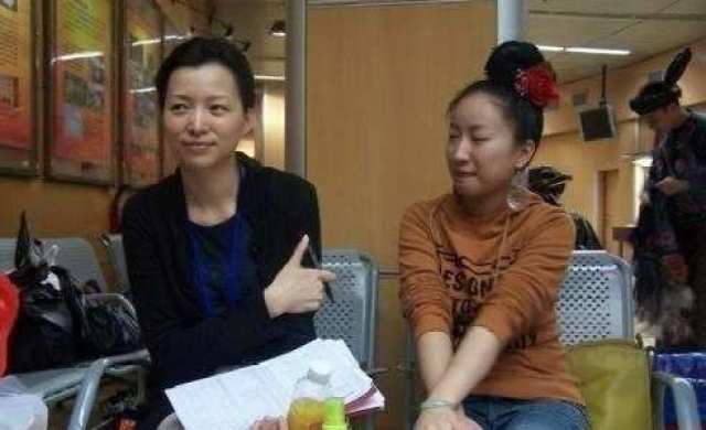 44岁董卿全家照丈夫是个高富帅一家三口甜蜜逛街