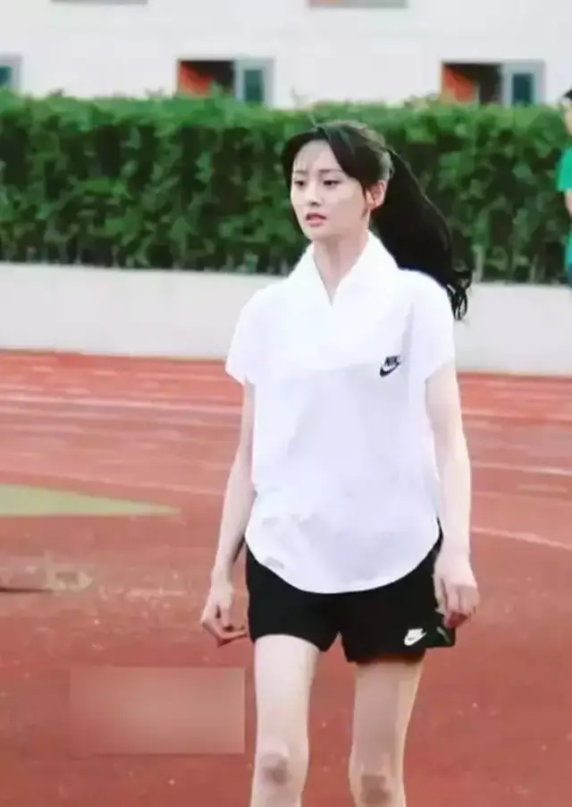 郑爽瘦成女星腿,颖儿瘦成排骨胸,漫画减肥有奇招!减肥带喝中海汤吗图片