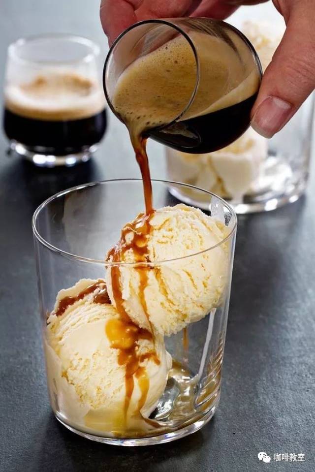 2个香草冰淇淋球 2盎司浓缩咖啡 焦 ((可选)