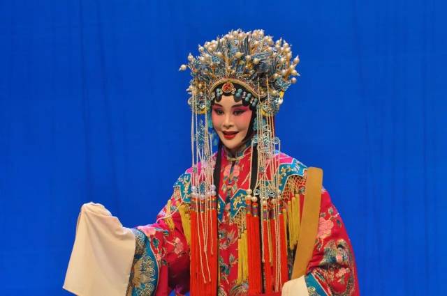 彭越,1983年出生,17岁入迁安市艺术团学习评剧.