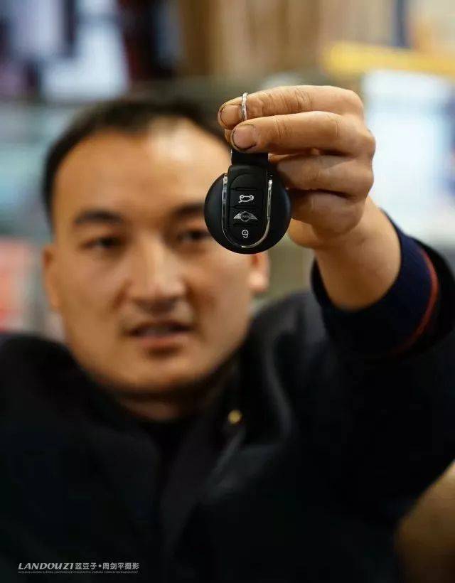 湖南展辉集团董事长段世辉先生亲自摇奖和颁奖.