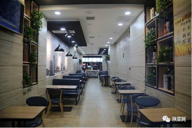 店铺装修风格和档次,在西安经营肉夹馍的店铺里,那绝对算是高档一流和