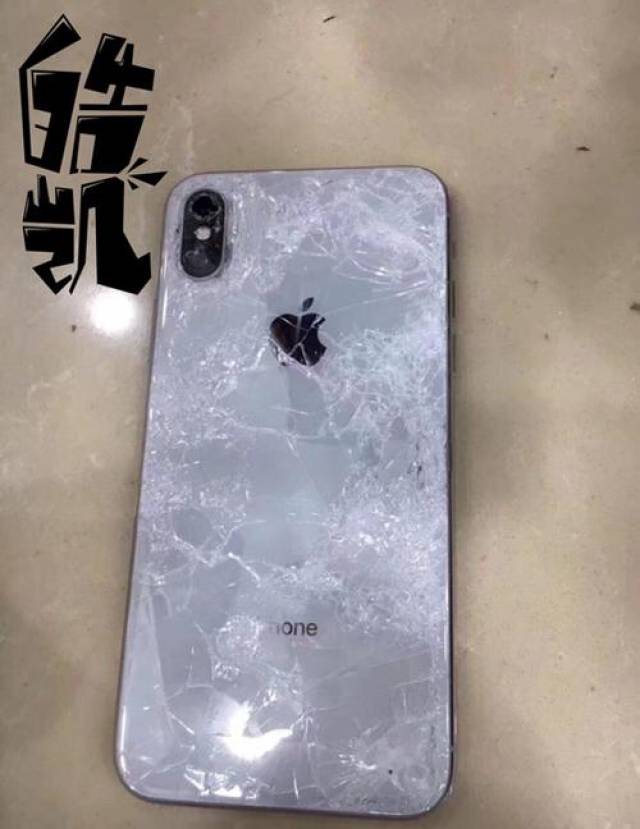 最近,有网友就在闲鱼上放出了自己摔碎的iphone x,希望能卖个二手捞