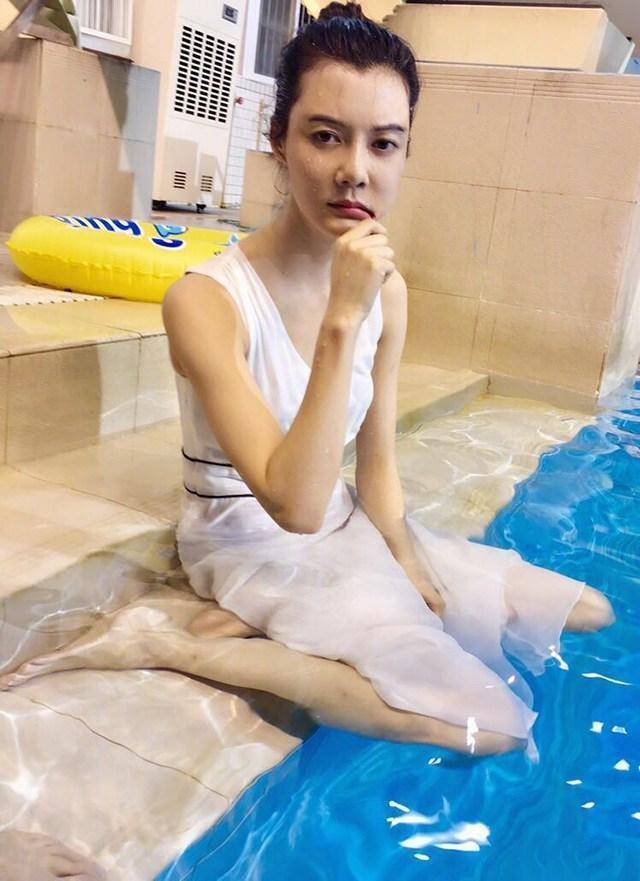 车晓穿西装裤能秒关晓彤的短裙,美腿吓得陈道明小女友