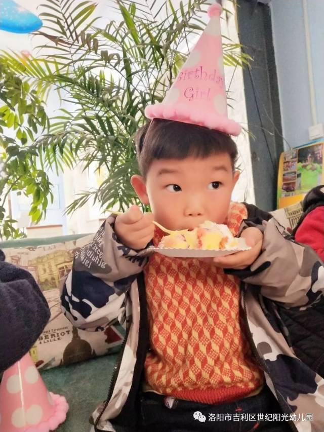 世纪阳光幼儿园集体生日会!
