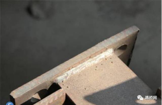 钢拱架连接板与工字钢采用二氧化碳保护焊焊接,焊缝质量好.