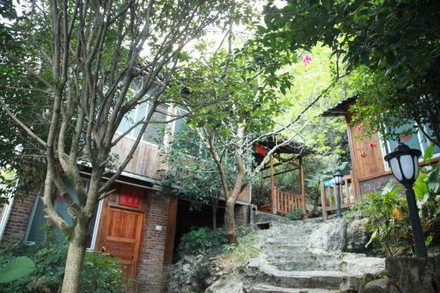 农庄后面像是个小别院 走到从处 抬头,闭眼,呼吸 怡然自得
