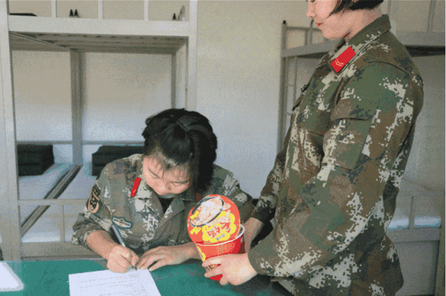 然后蹑手蹑脚地帮她们盖上,这是新兵连的时候,班长一直为我们做的事情