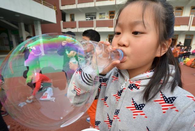 【第十五届"我们爱科学"科技节系列活动】——民主路小学三年级吹泡泡