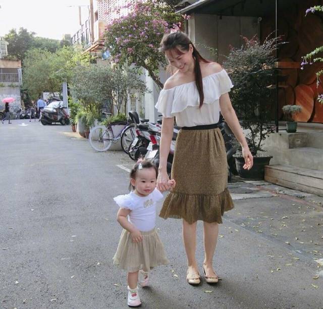 近日伊能静晒出一组和米粒逛街的照片,母女俩穿同款亲子装,小米粒活泼