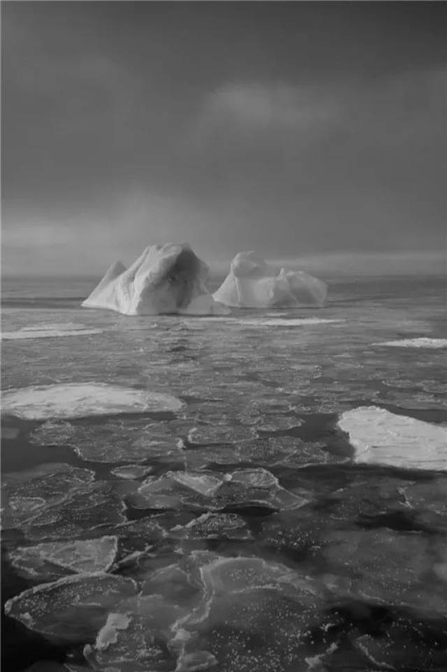 斯瓦尔巴有2000多座冰川,千年冰川崩塌后碎块漂浮在洋面,晶莹剔透,被