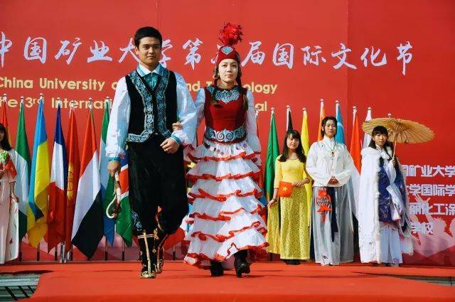 主题,通过中外学生才艺表演,异国美食品尝,多国语言展示,世界文化体验