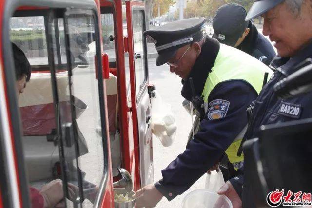 临沂这位网红保安大爷火了!为啥呢?