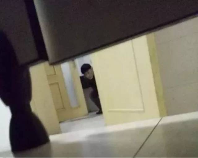 前阵子,在安徽滁州,一男子进大学女厕偷窥女生上厕所"变态"行径