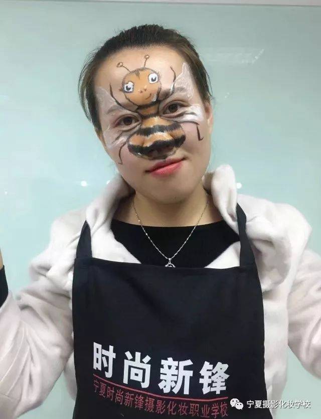 宁夏时尚新锋摄影化妆培训学校——面部动物彩绘课堂