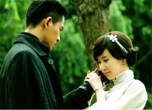 第一次合作的电视剧:2001年《新女驸马》乔振宇饰演东方胜,舒畅饰演