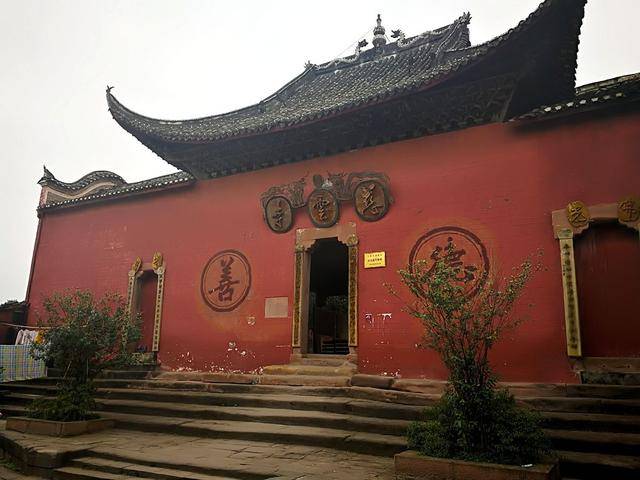 古镇里有了寺庙,就有了神灵的护佑,信仰也就有了道场,慈云寺升华了