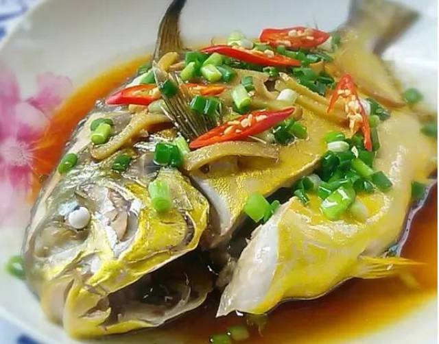 清蒸金鲳鱼 主料:金鲳鱼 1条 辅料:姜,葱,辣椒,盐,植物油,蒸鱼油