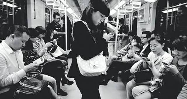 以前我们可能还不能理解 为什么地铁里一定要刷手机呢