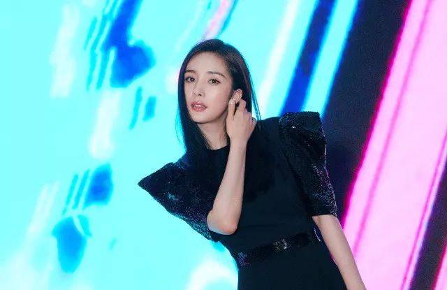 时尚头条 | 奚梦瑶成为碧欧泉中国区代言人 Michael Kors上海举行城市T台派对