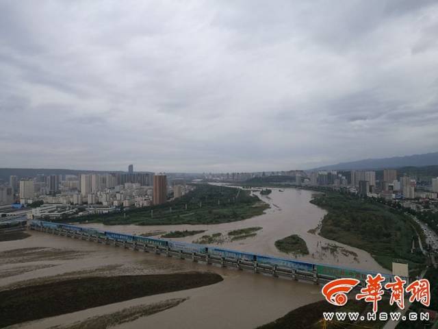 10月9日,宝鸡金渭湖拦河闸,渭河两岸的建筑和道路清晰可见.