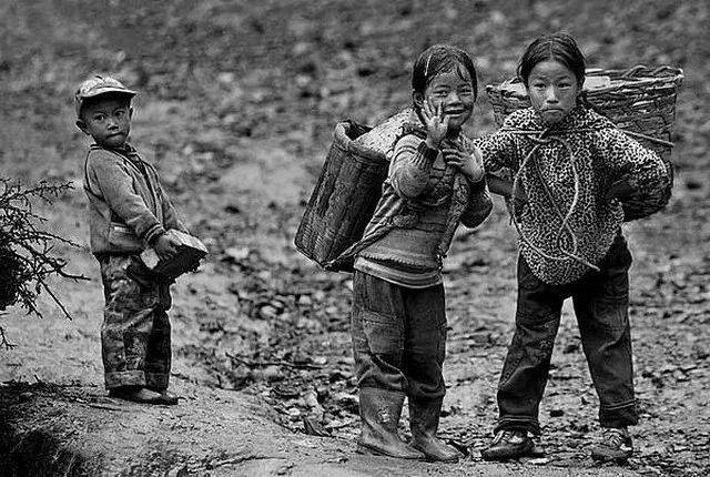 2007年9月,四川省凉山州昭觉县库依乡,山里的孩子,吃苦是家常便饭.