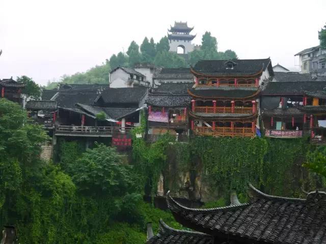一个挂在瀑布上的中国千年古镇