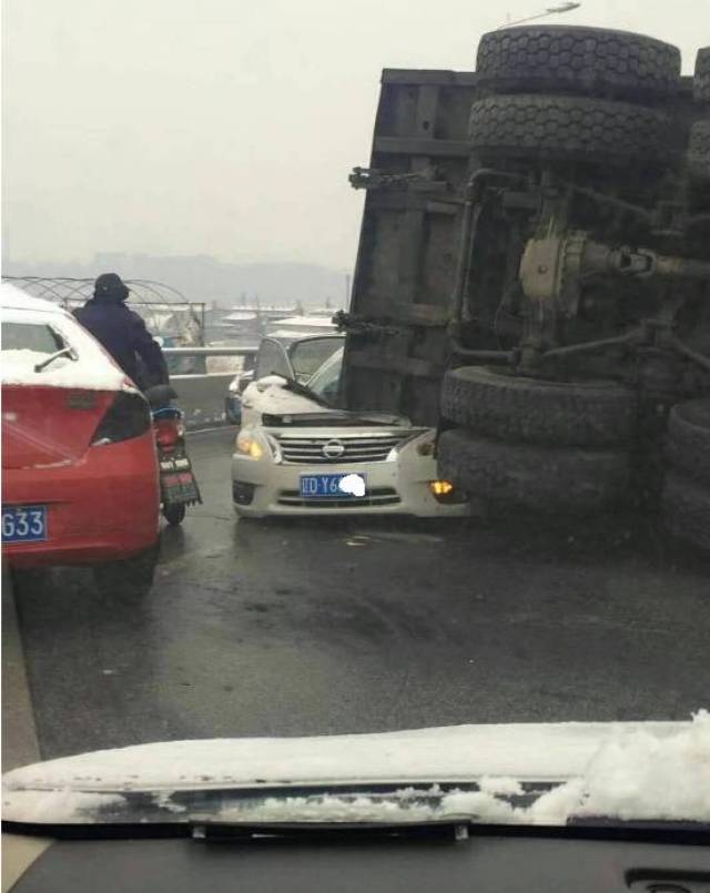 【突发】初雪,抚顺三宝屯立交桥大挂压扁小轿车!出行请小心慢行