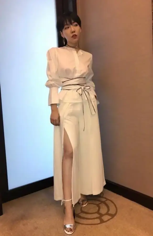 吴莫愁素颜现身,网友直呼:简直吓死个人,还是化回浓妆
