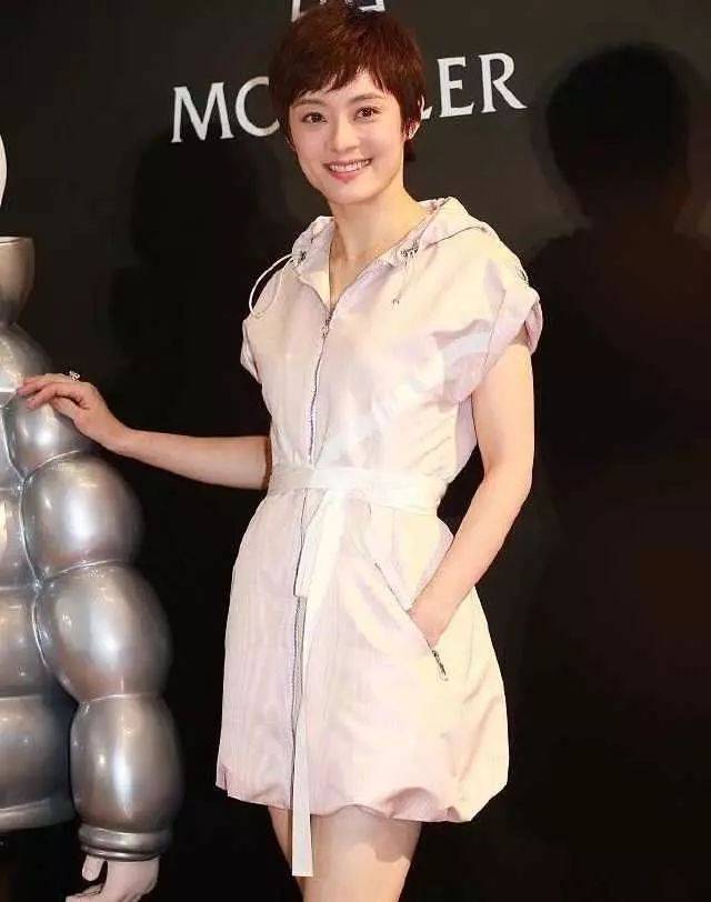 孙俪现身活动现场,白皙美腿太性感,网友:这腿邓超可以玩10年